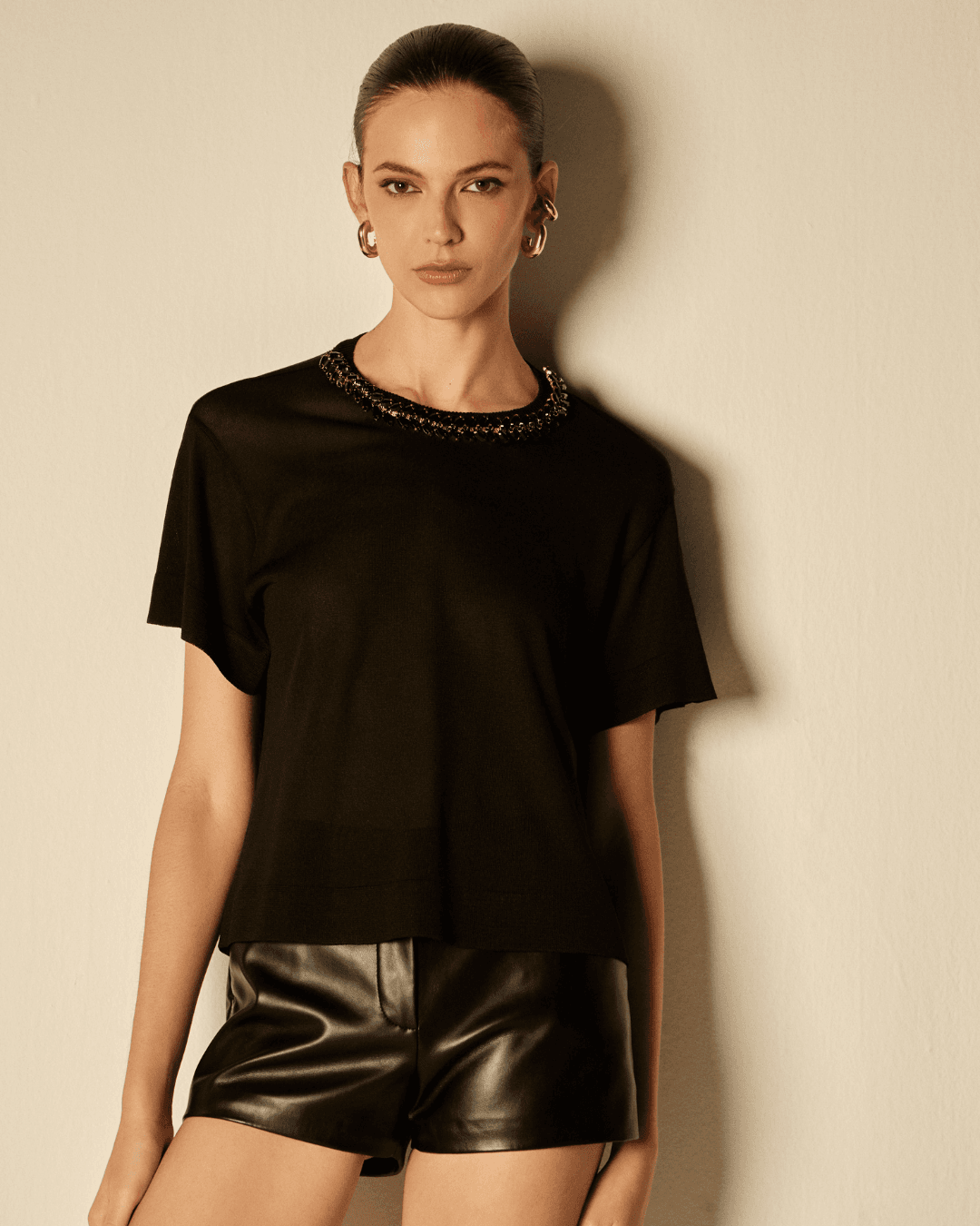 Blusa T-Shirt Detalhe Gola Preto - Maria Pavan