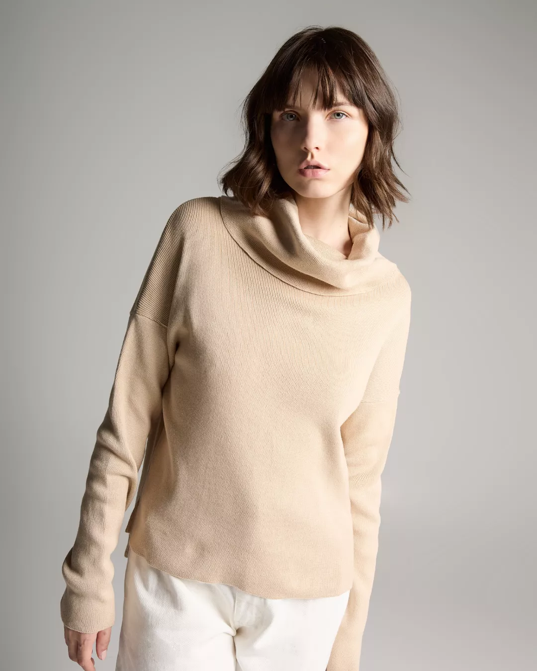 Blusa Box Gola Alta Bege - Maria Pavan