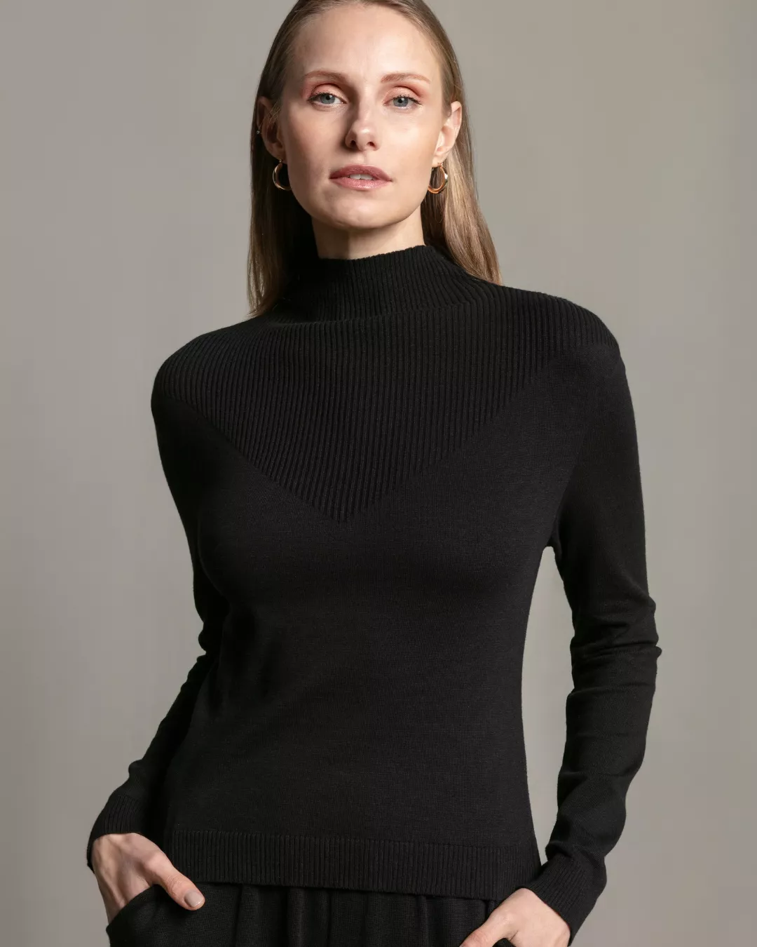 Blusa Básica Canelada V Algodão Preto - Maria Pavan