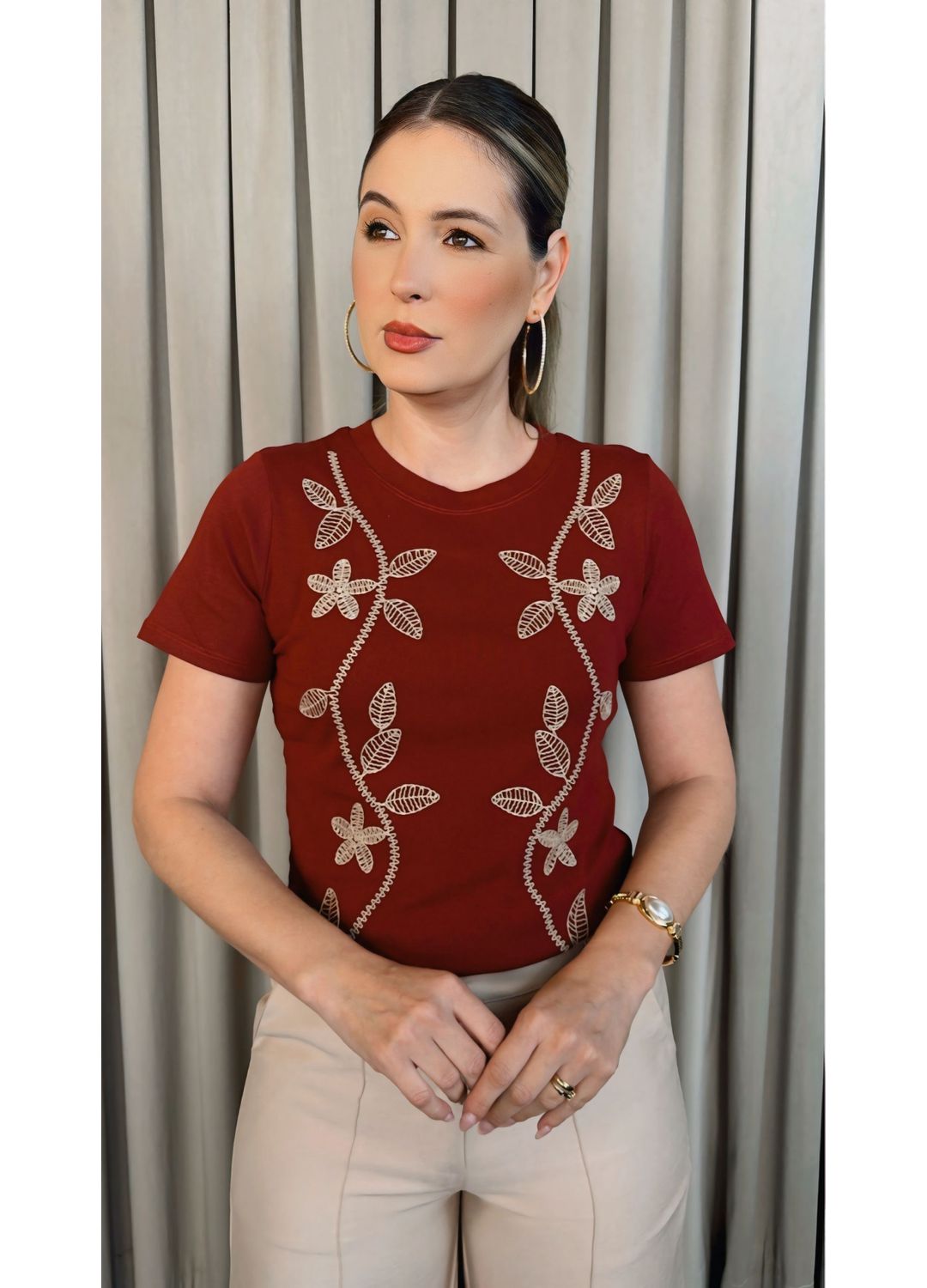 T-shirt Feminina Delicada Bordada -... - D'Menina