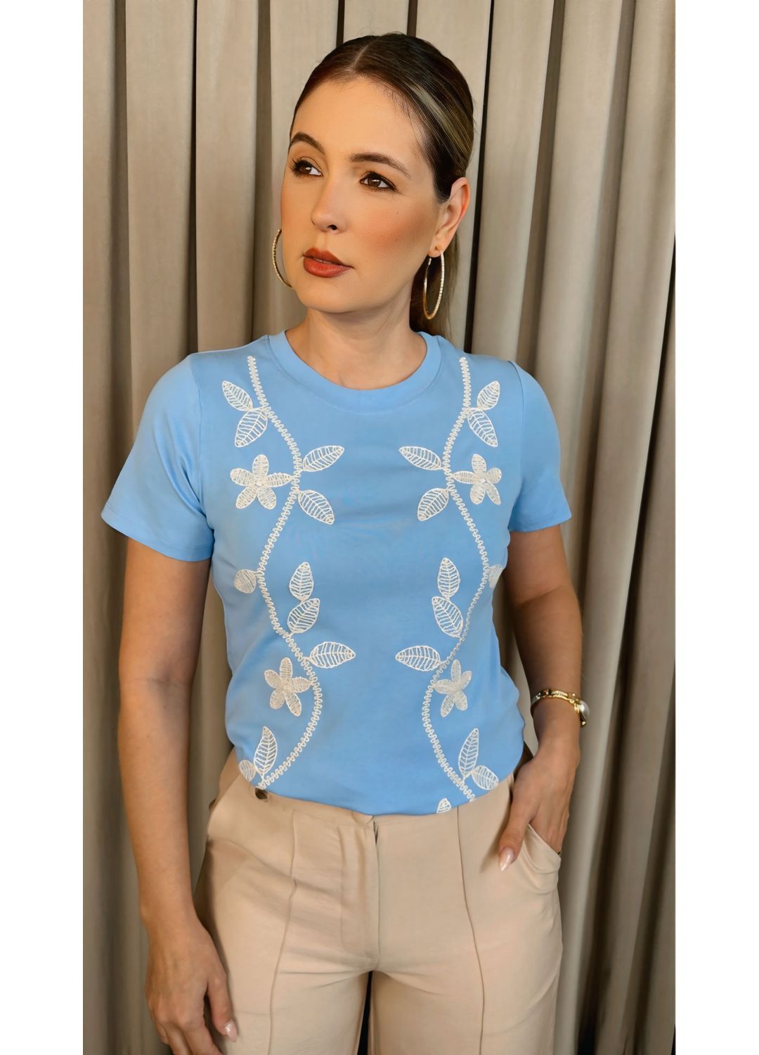 T-shirt Feminina Delicada Bordada -... - D'Menina