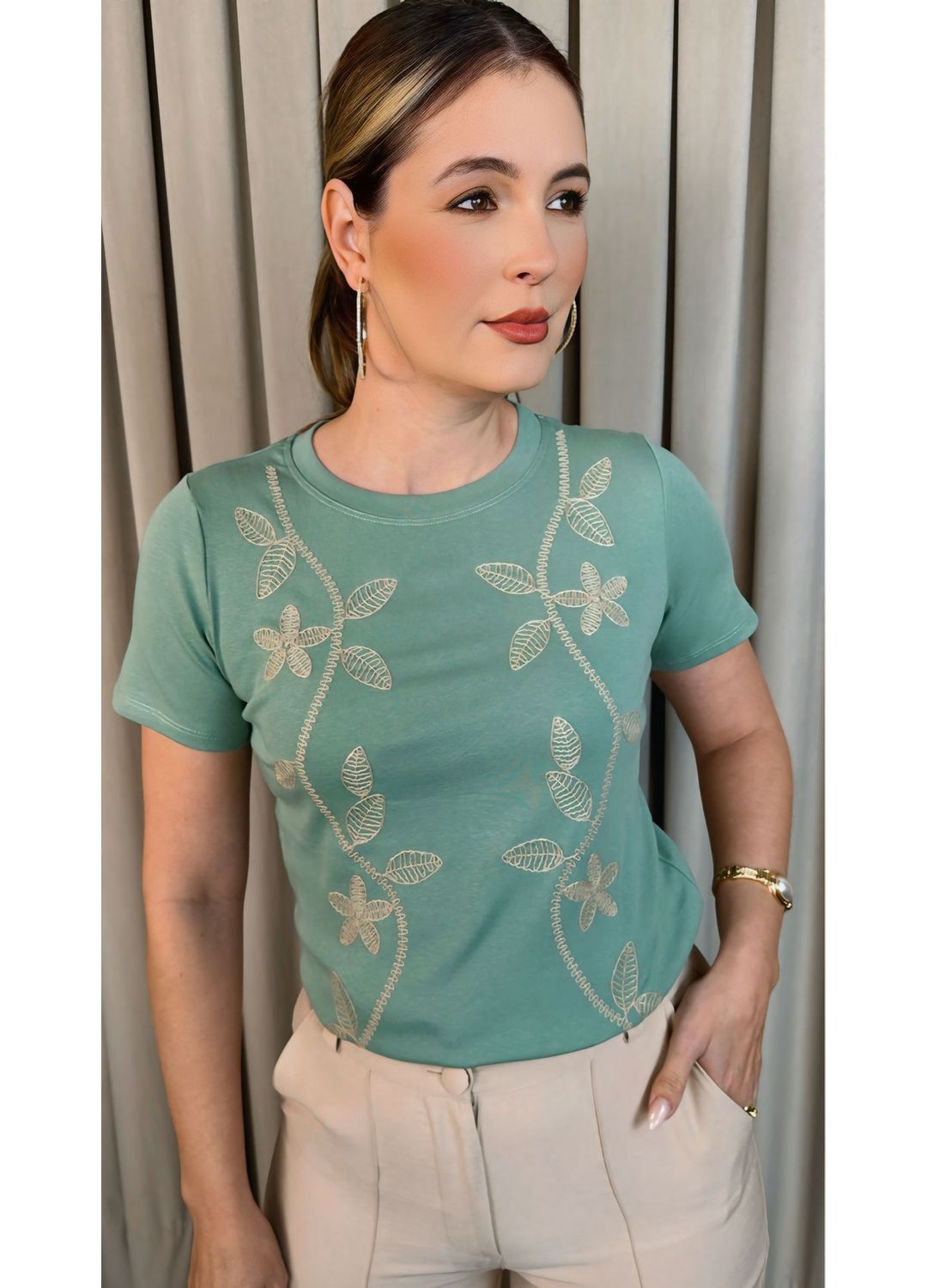 T-shirt Feminina Delicada Bordada -... - D'Menina