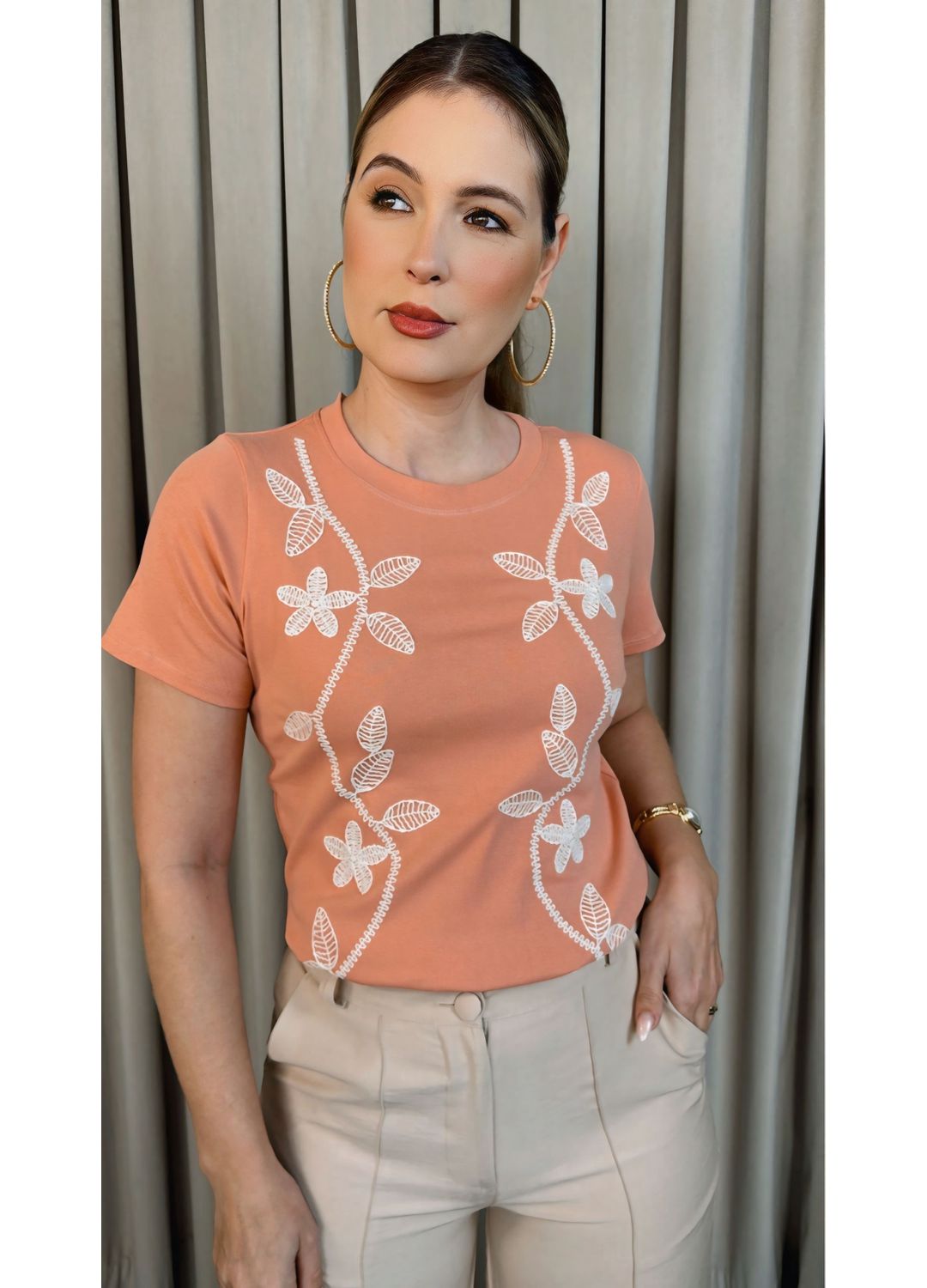 T-shirt Feminina Delicada Bordada -... - D'Menina