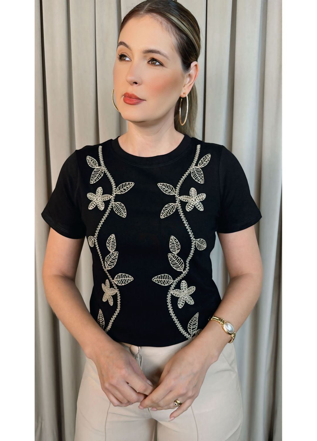 T-shirt Feminina Delicada Bordada -... - D'Menina