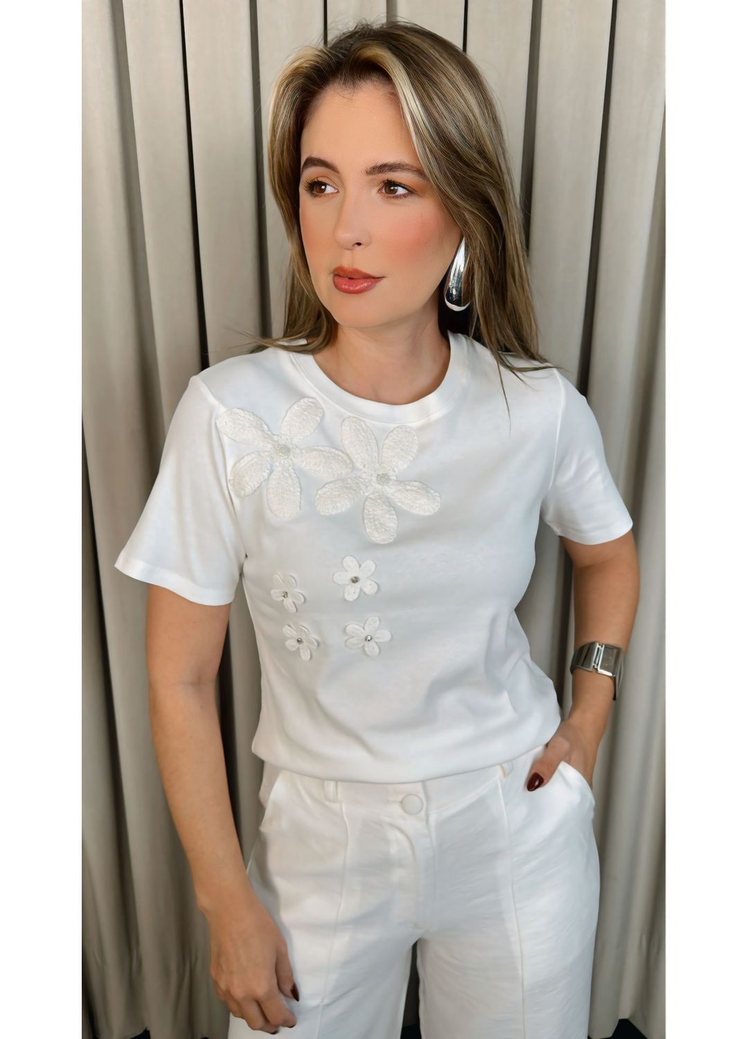 T-shirt Feminina Com Detalhe Flor -... - D'Menina
