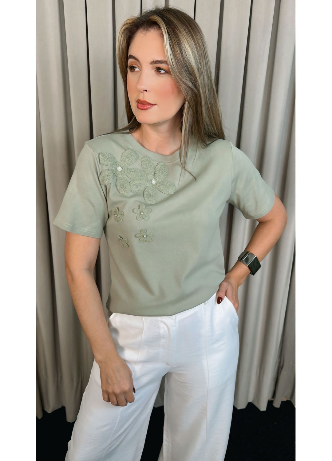 T-shirt Feminina Com Detalhe Flor -... - D'Menina