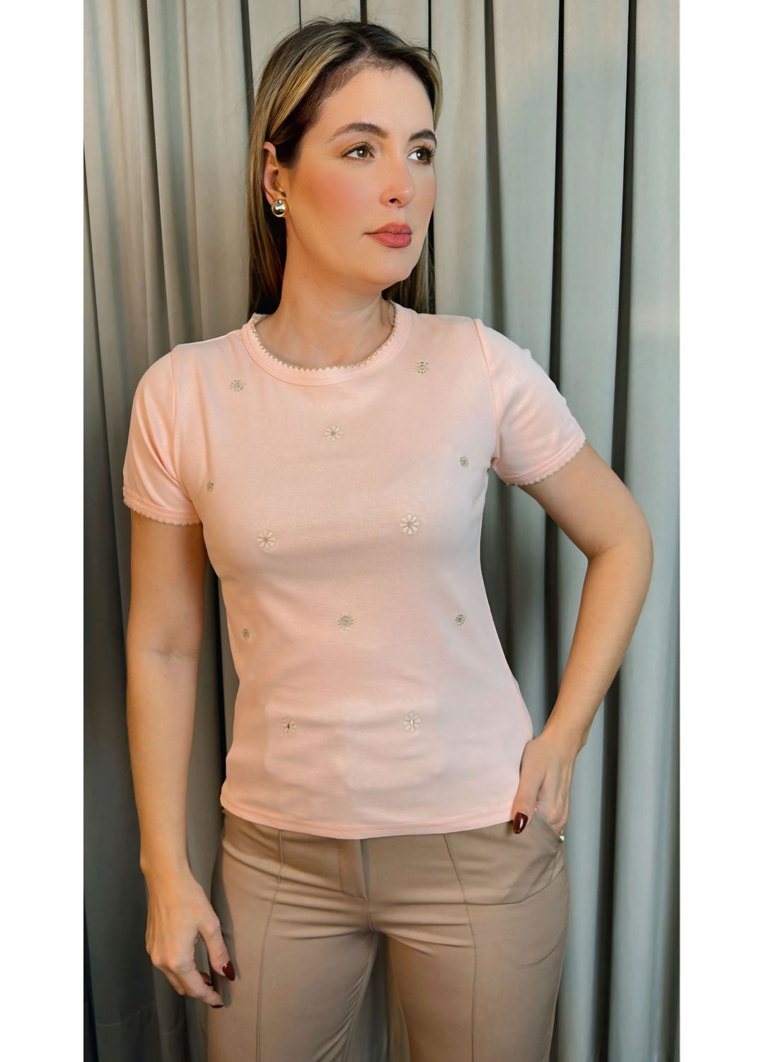 T-shirt Feminina Delicada Bordada -... - D'Menina