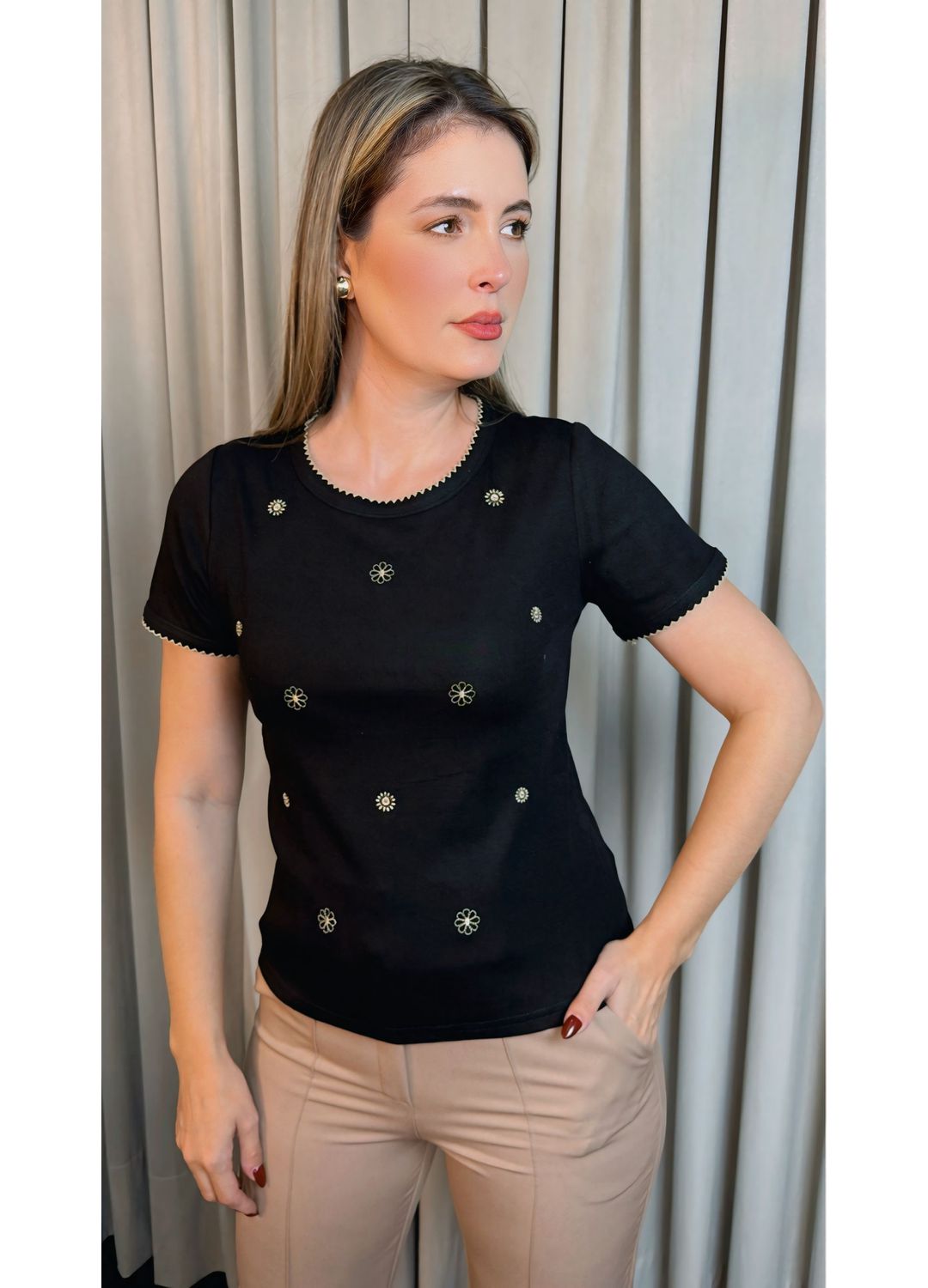 T-shirt Feminina Delicada Bordada -... - D'Menina