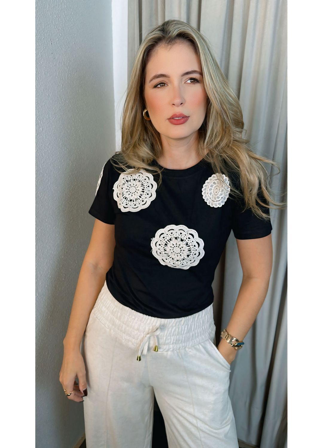 T-shirt Feminina Com Aplicação Em C... - D'Menina