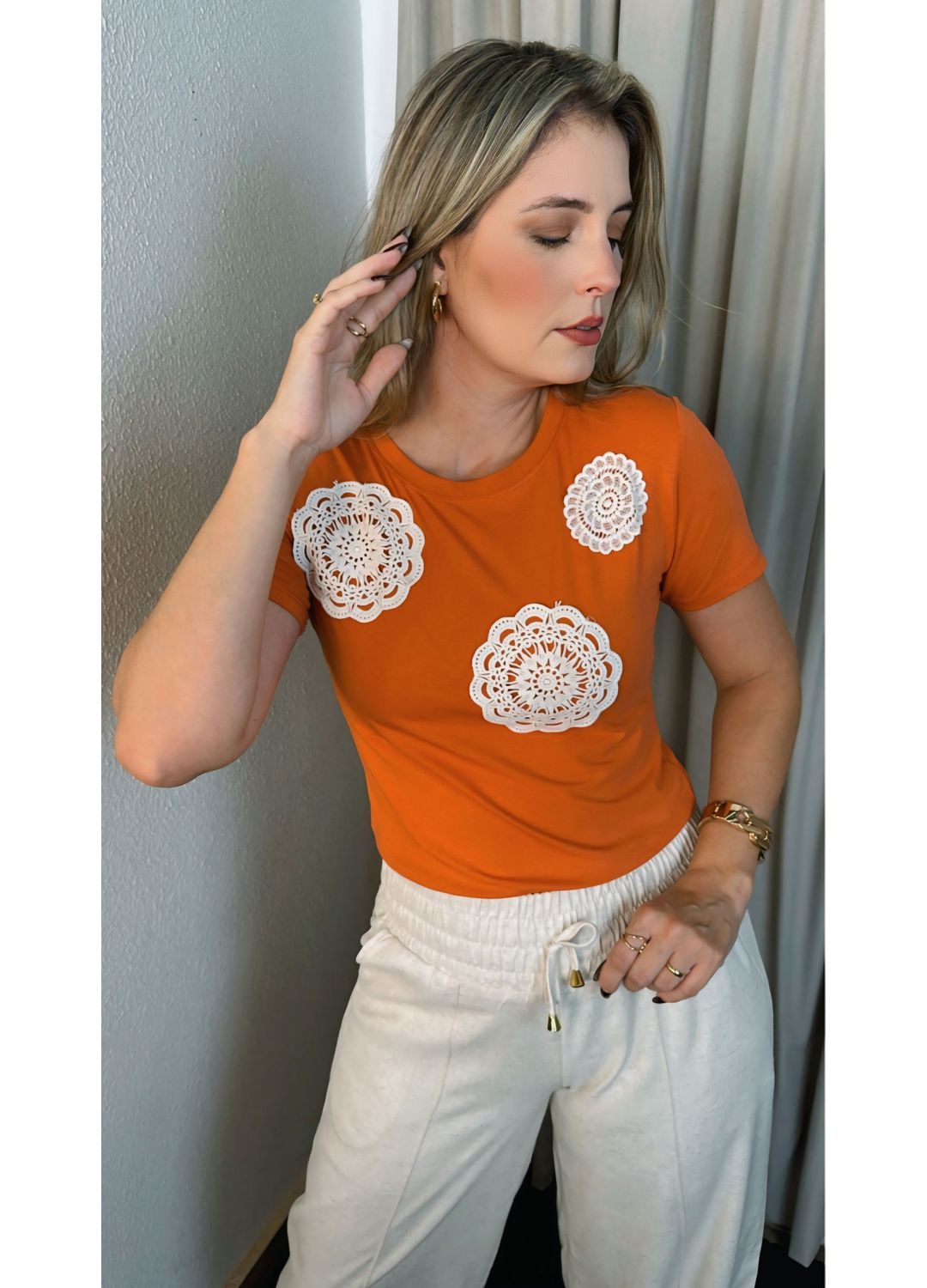 T-shirt Feminina Com Aplicação Em C... - D'Menina