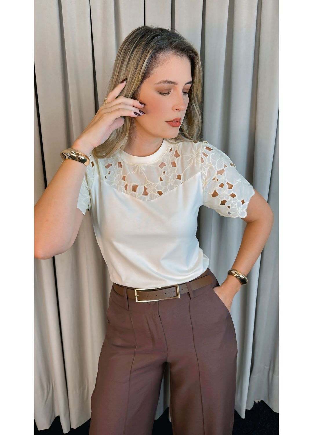 T-Shirt Feminina Bordada Flores Ele... - D'Menina