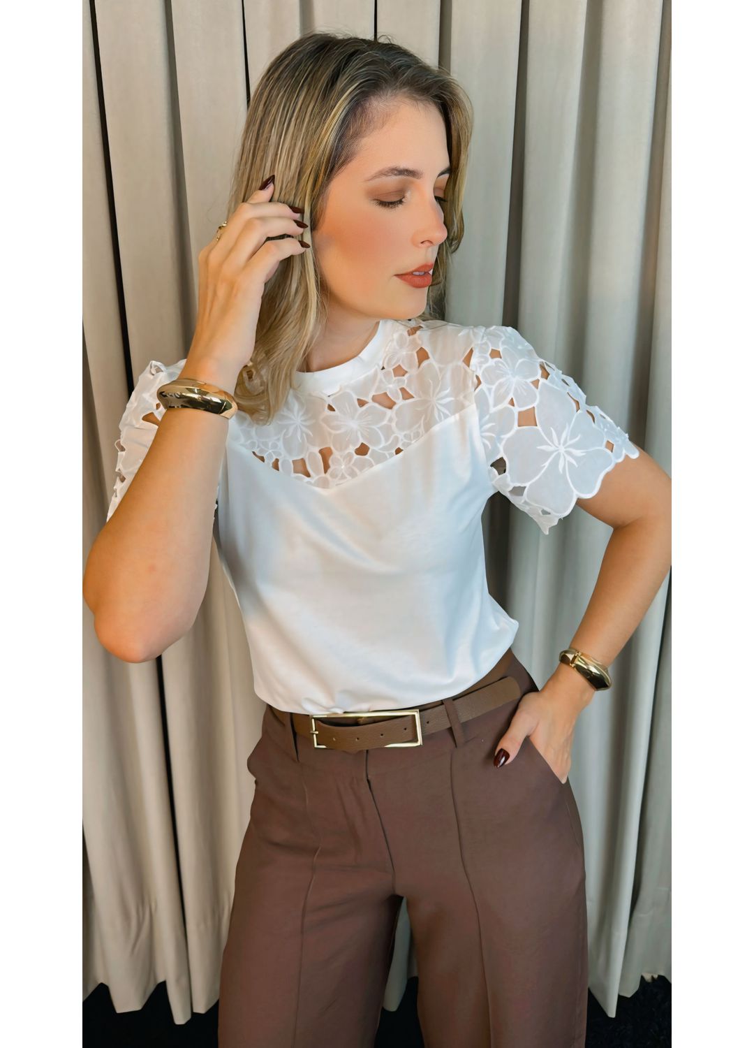 T-Shirt Feminina Bordada Flores Ele... - D'Menina