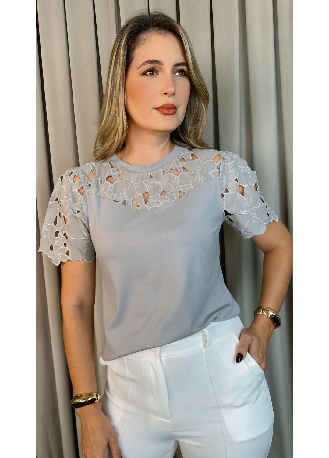 T-Shirt Feminina Bordada Flores Ele... - D'Menina