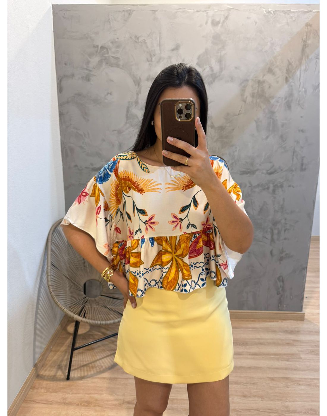 BATA CARLA ESTAMPADA VISCOSE COM BABADO NA MANGA FUNDO CLARO