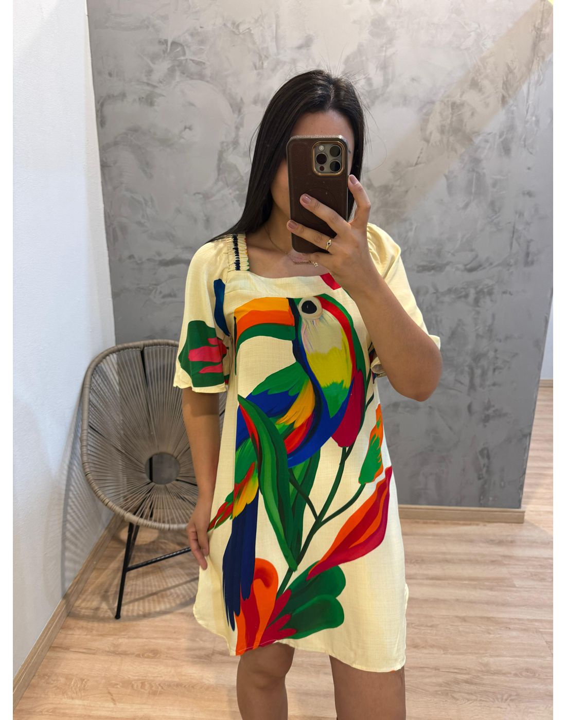 VESTIDO CURTO MANGUINHA ESTAMPADA FUNDO CLARO