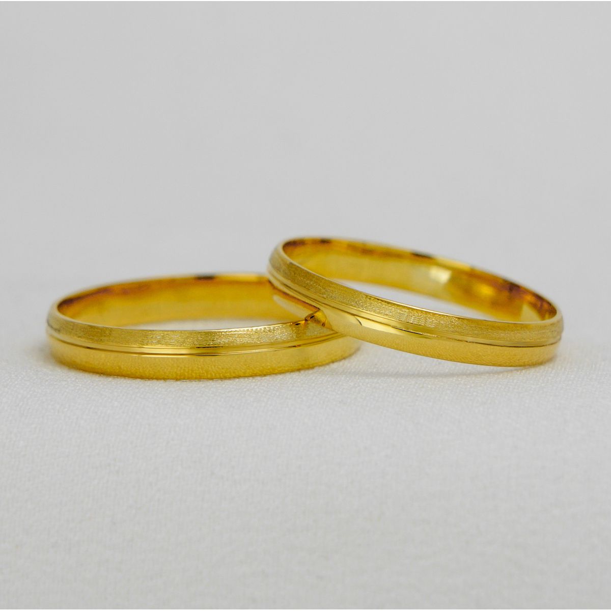 Aliança de Casamento em Ouro Maciço com acabamento... - PIPPER JOIAS