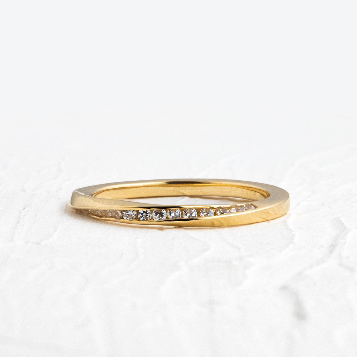 Aliança de Casamento Cravejada Moderna em Ouro 1,5mm Torcida Cloe - Unidade - Rosê & Co.