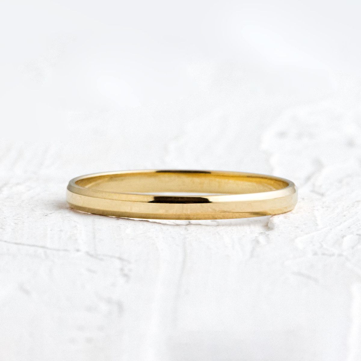 Aliança de Casamento em Ouro 2mm Chanfrada Lucy - Unidade - Rosê & Co.