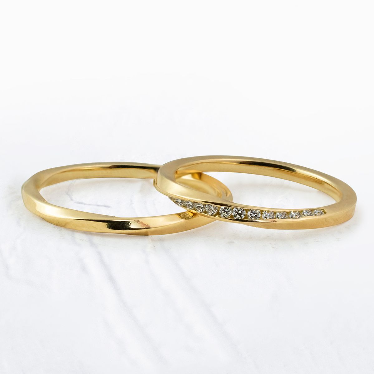 Aliança Casamento em ouro 1.5mm Torcida Cloe - Par - Rosê & Co.