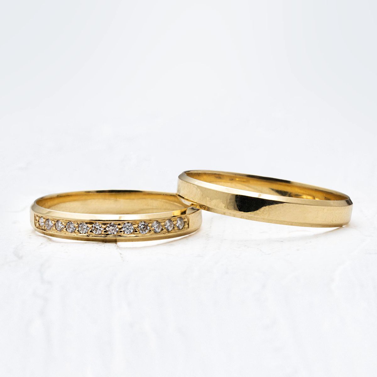 Aliança de Casamento em Ouro 3mm Chanfrado Pedras Helena - Par - Rosê & Co.