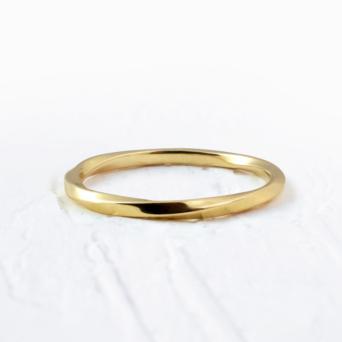 Aliança de Casamento Moderna em Ouro 1,5mm Torcida Cloe - Unidade - Rosê & Co.