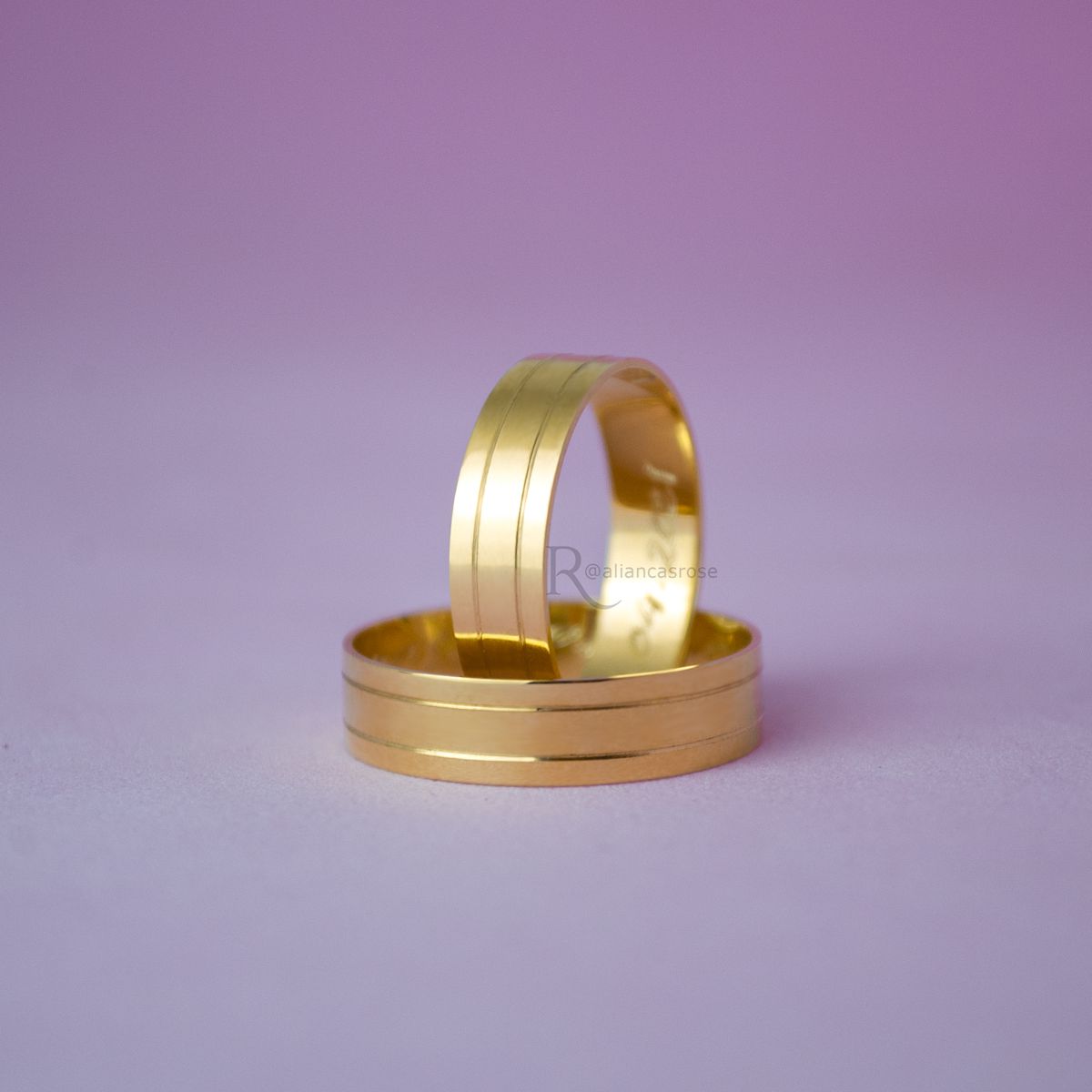 Aliança de Casamento em Ouro 5mm Reta Frisos Siena - Par - Rosê & Co.