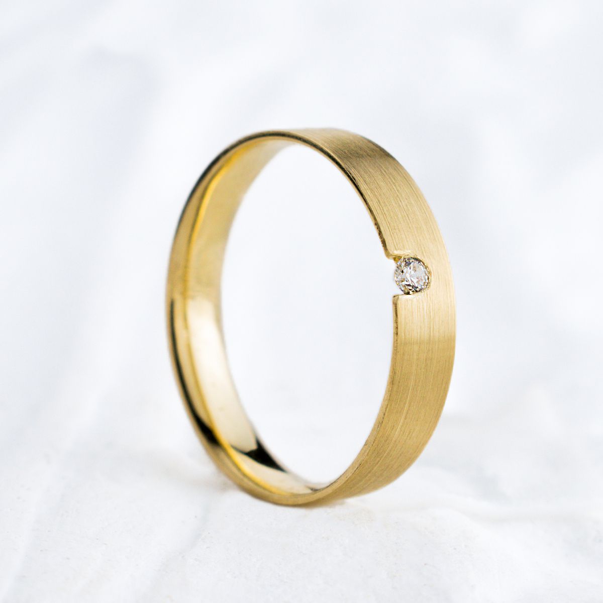 Aliança de Casamento Fosca em Ouro 3,5mm Cravejada Acabamento Acetinada e Corte Circular Alma - Unid... - Rosê & Co.