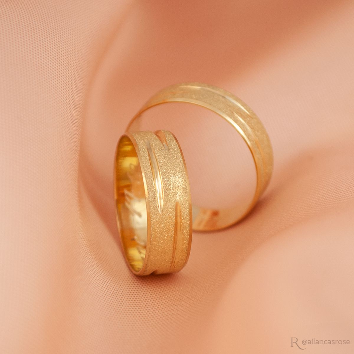 Aliança de Casamento em Ouro 6mm Fosco Diamantado Andrômeda - Par - Rosê & Co.