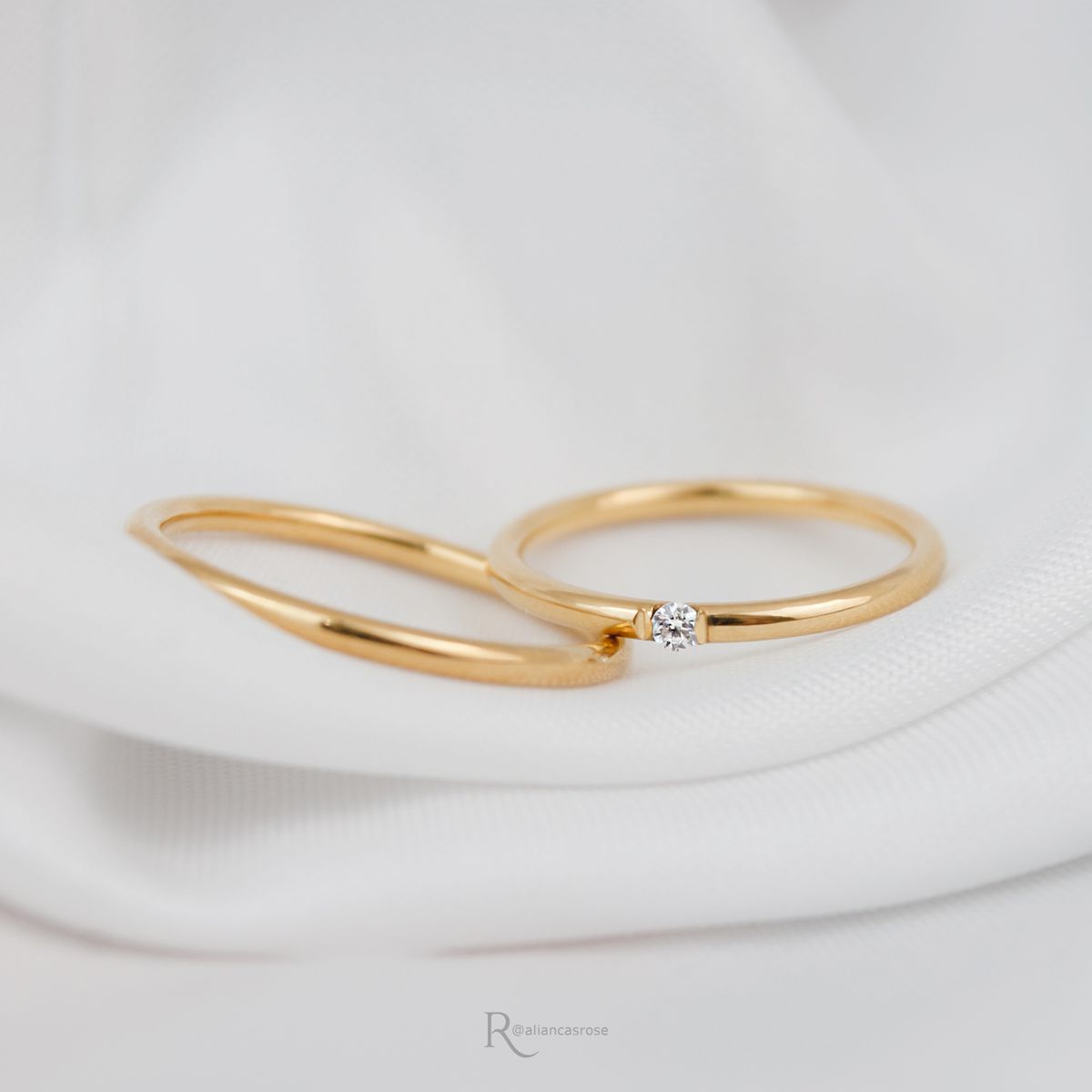 Aliança de Casamento em Ouro 1,5mm Cravação Trabalhada Ariel - Par - Rosê & Co.
