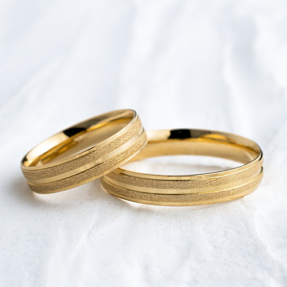Aliança de Casamento em Ouro 4mm Fosco Diamantado Athenas - Par - Rosê & Co.