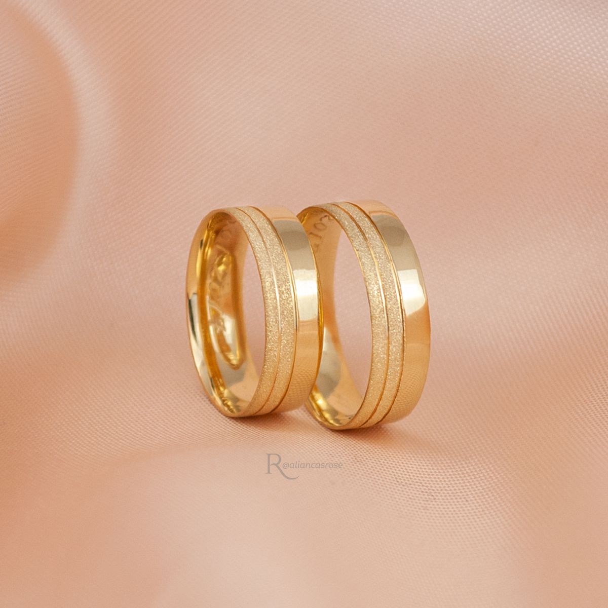 Aliança de Casamento em Ouro 6mm Diamantado Grécia - Par - Rosê & Co.