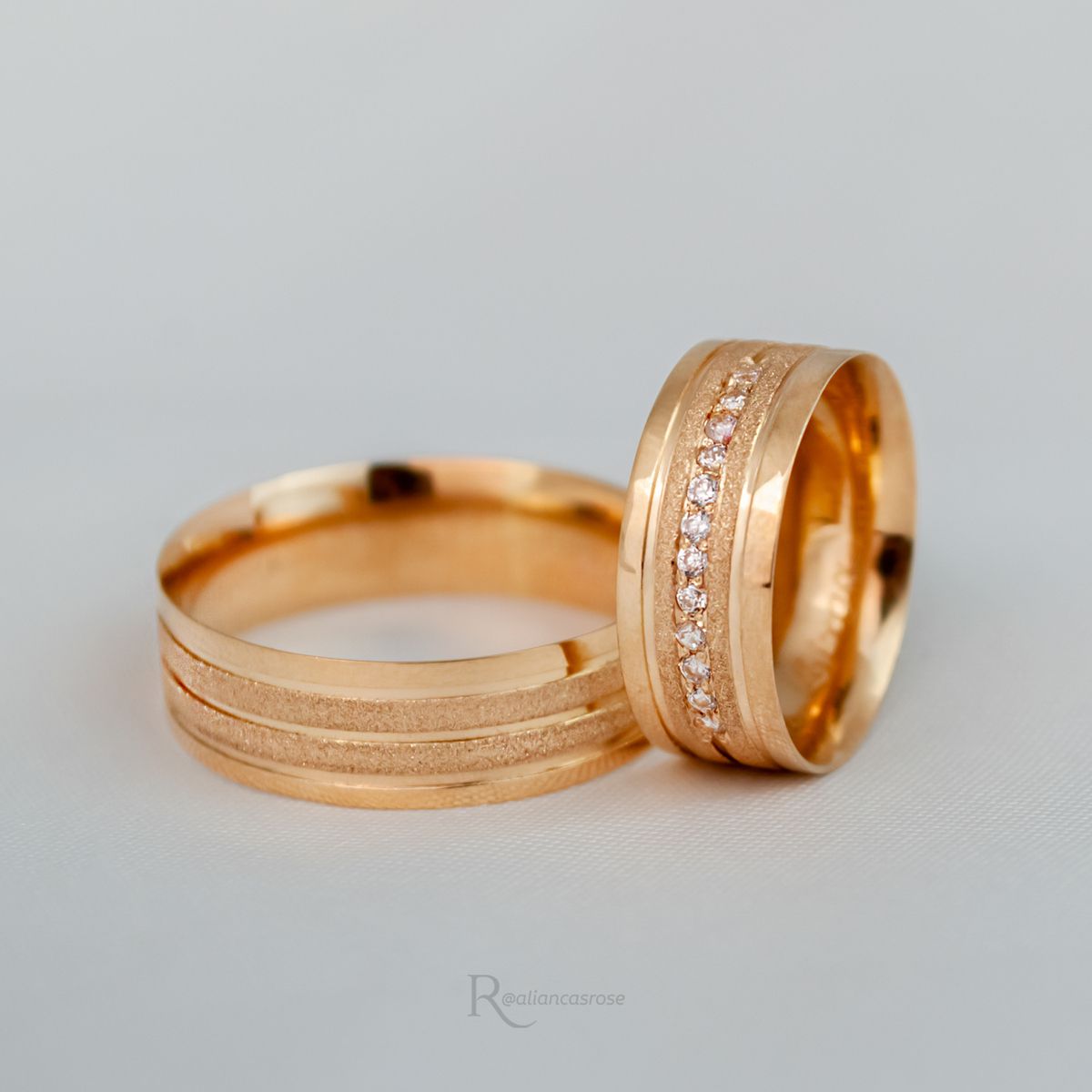 Aliança de Casamento em Ouro 7mm Pedras diamantado Loretta - Par - Rosê & Co.