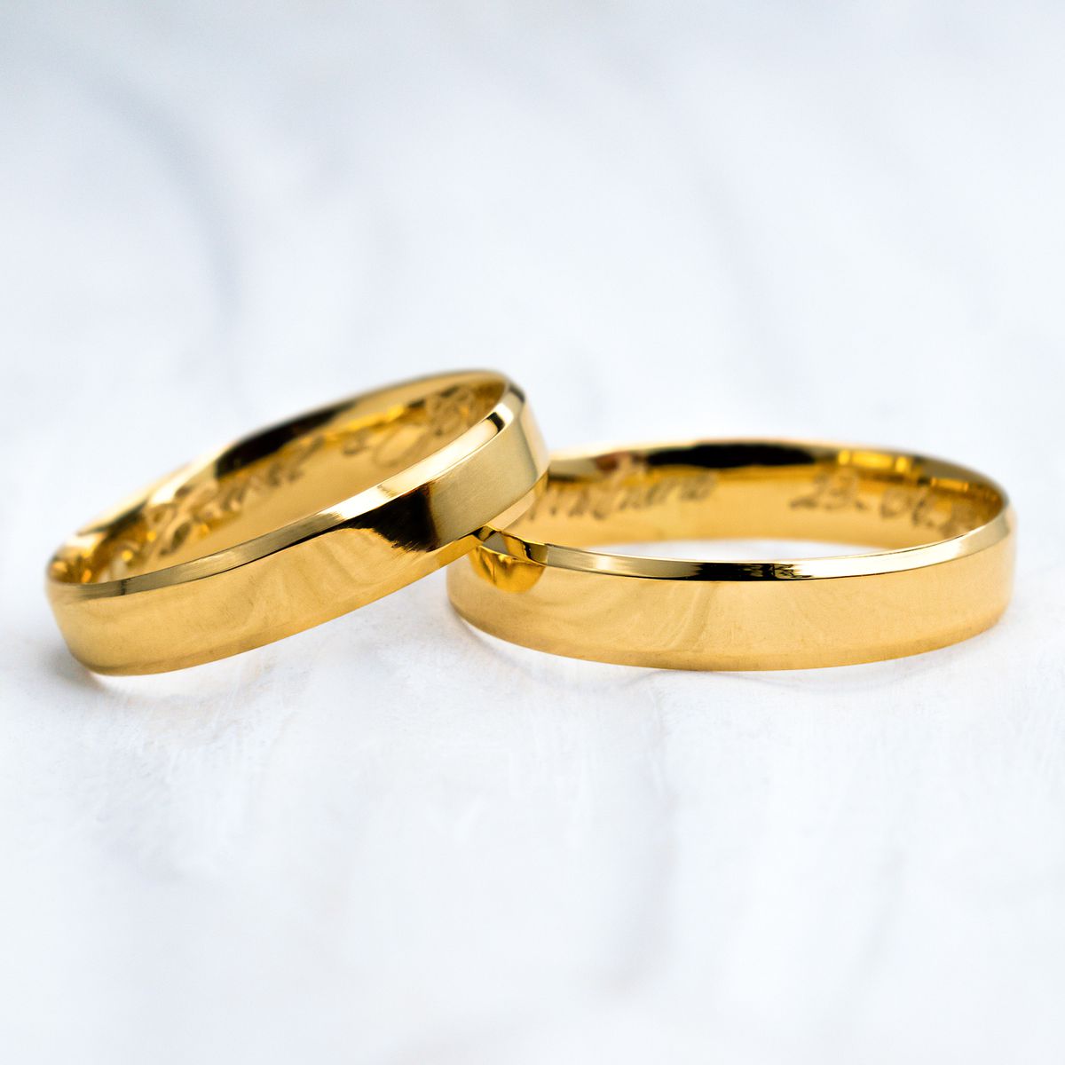 Aliança de Casamento em Ouro 4mm Chanfrado Lucy - Par - Rosê & Co.