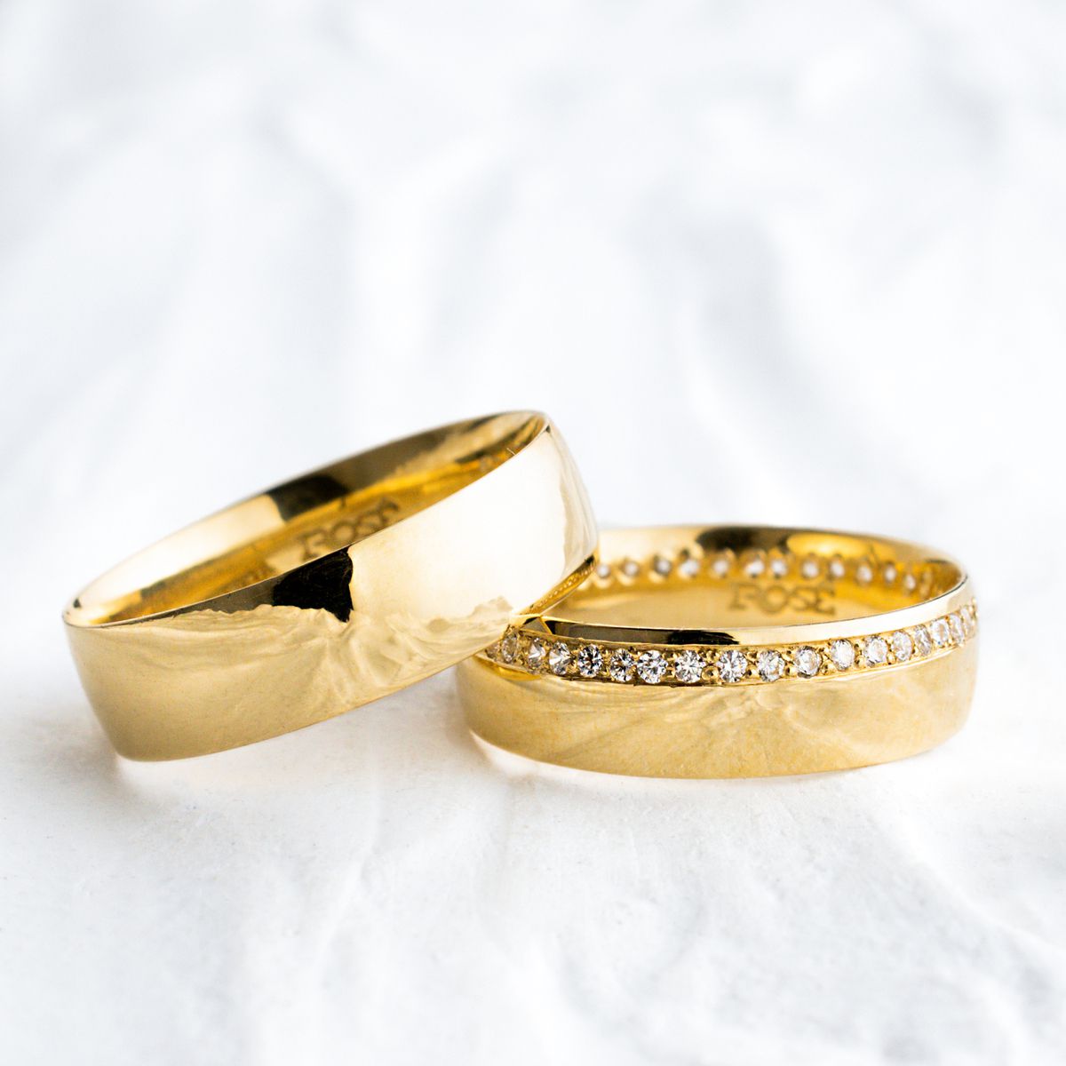 Aliança de Casamento em Ouro 5mm Abaulada Pedras Elizabeth - Par - Rosê & Co.