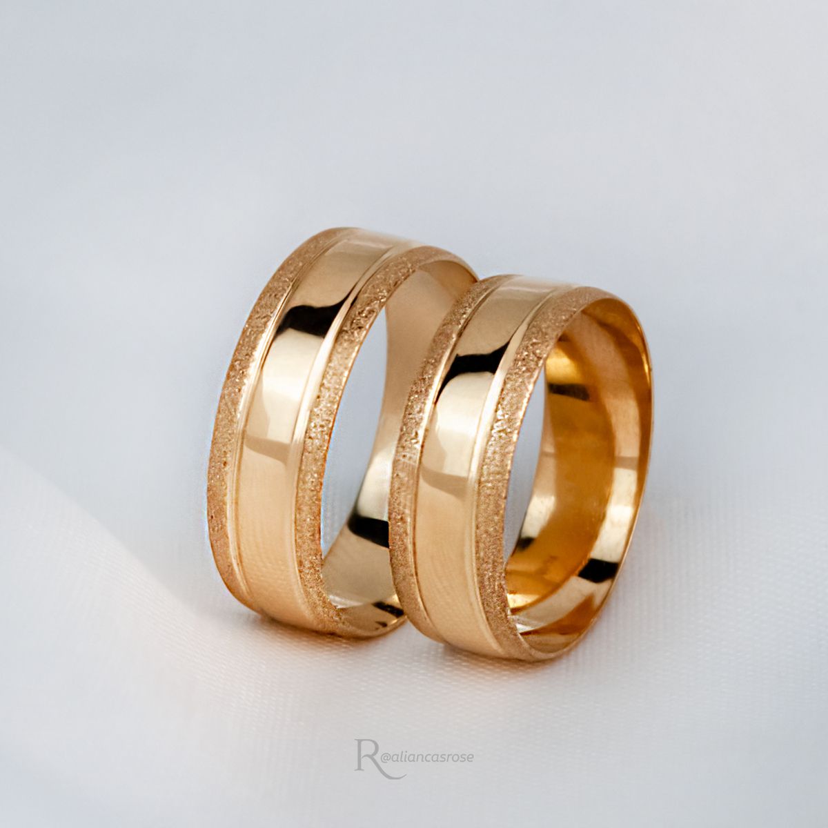 Aliança de Casamento em Ouro 6mm Bordas Diamantadas Sparta - Par - Rosê & Co.