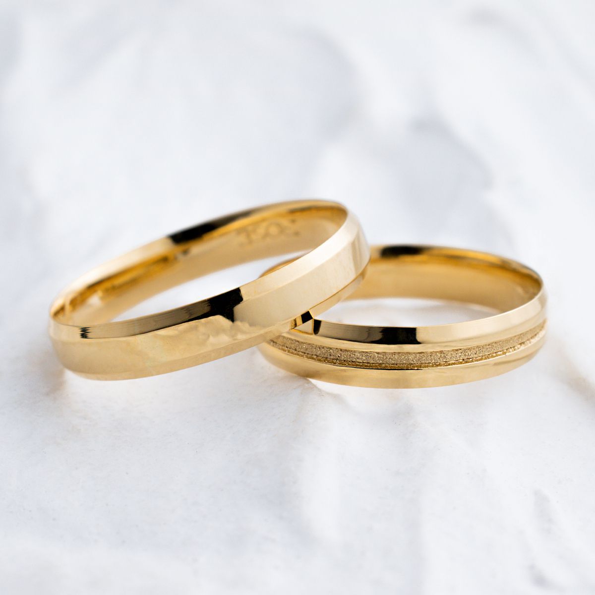 Aliança de Casamento em Ouro 4mm Chanfrado Fosco Diamantado Stella - Par - Rosê & Co.