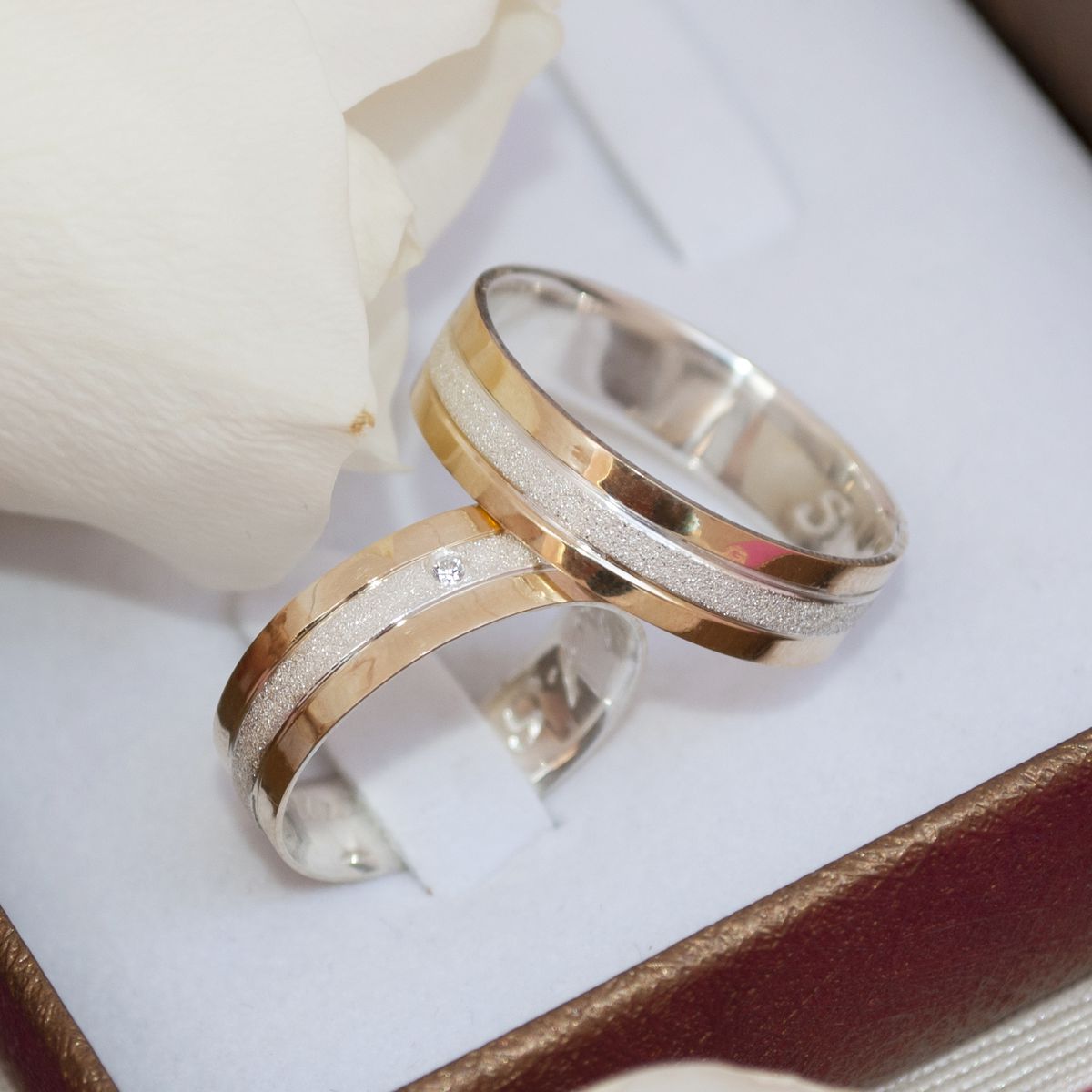 Aliança de Noivado Casamento Revestida em Ouro 6mm Diamantado Roman - Par - Rosê & Co.