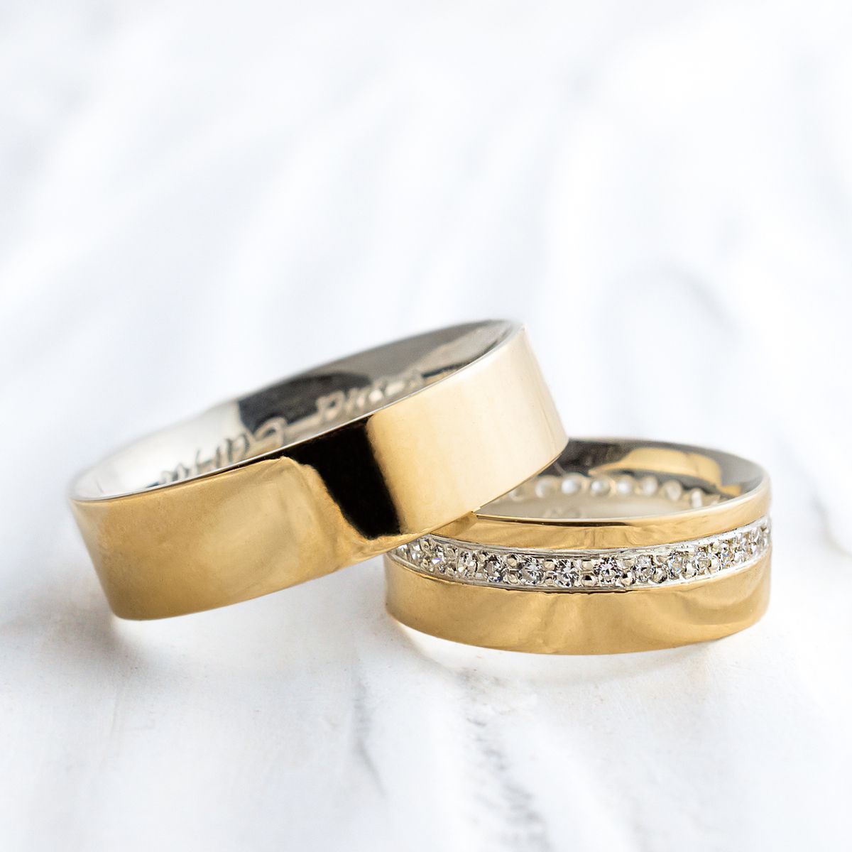 Aliança de Noivado Casamento Revestida em Ouro 6mm Friso Diamantado Charlote - Par - Rosê & Co.