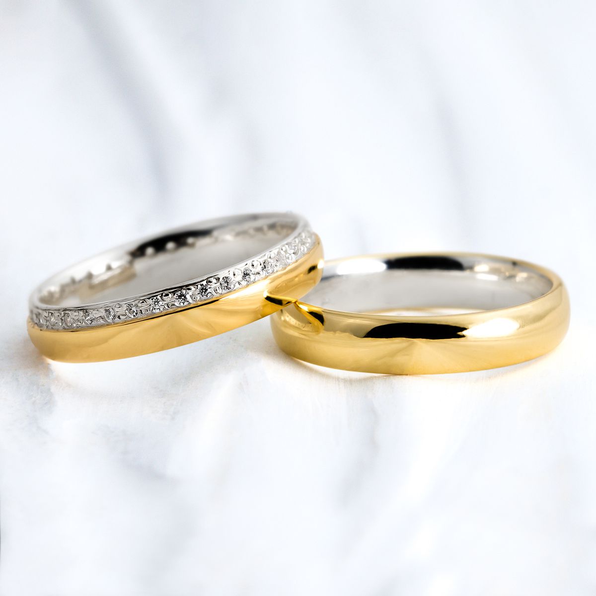 Aliança de Noivado Casamento Revestida em Ouro 4mm Pedras Elizabeth - Par - Rosê & Co.