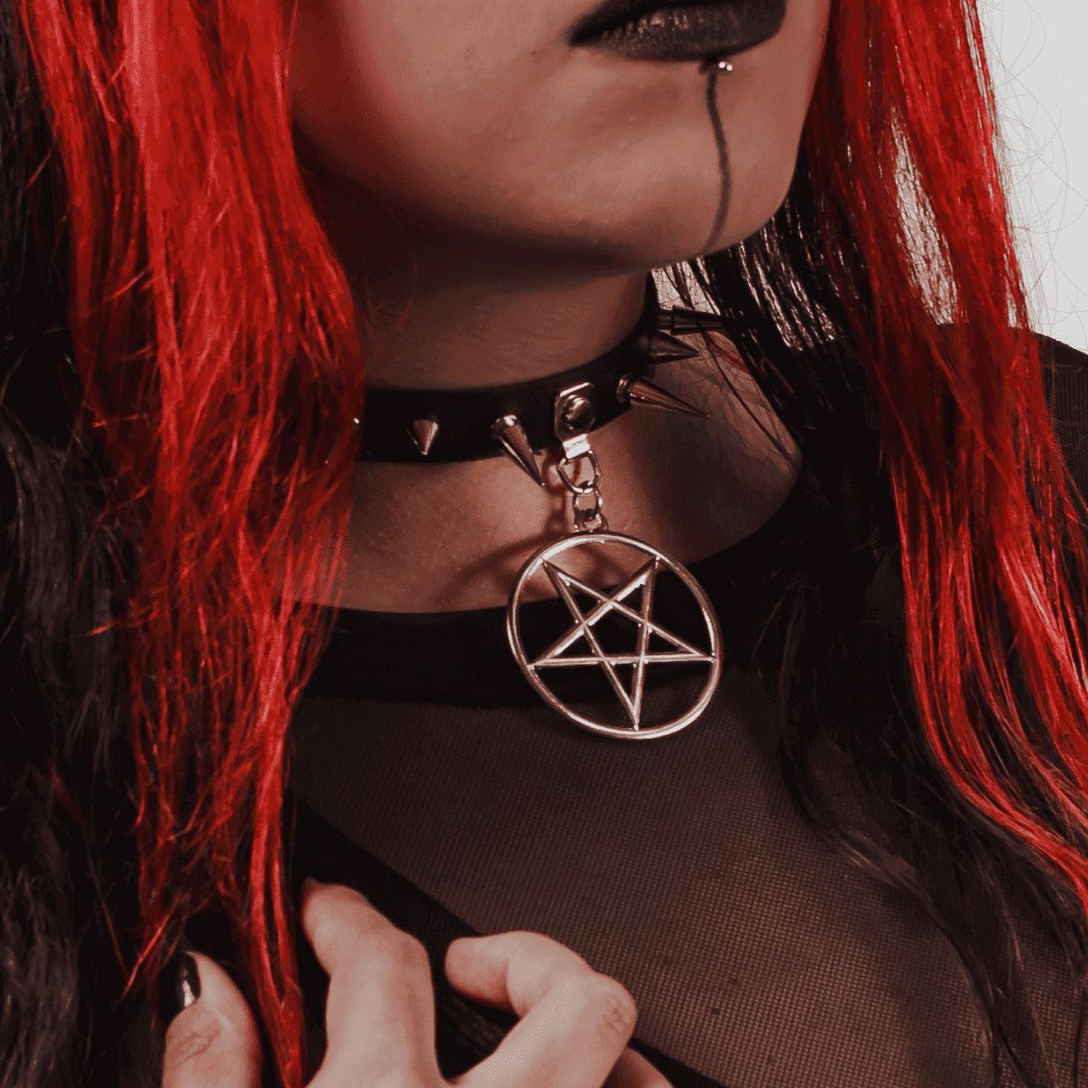 Choker Gargantilha com Pingente de Pentagrama e Spikes