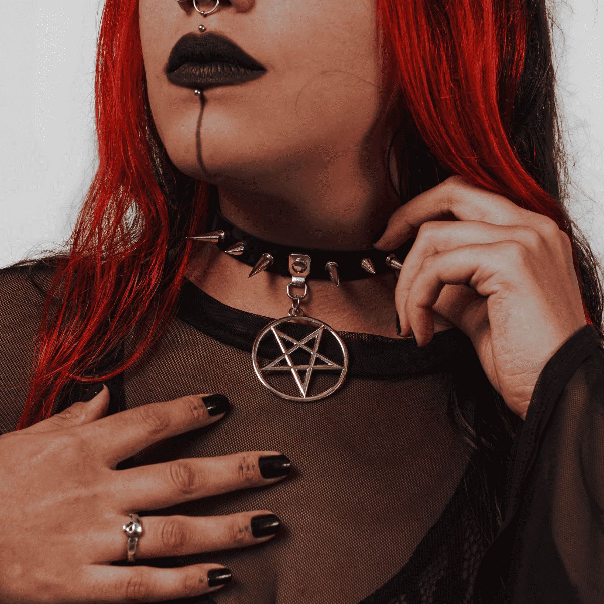 Choker Gargantilha com Pingente de Pentagrama e Spikes