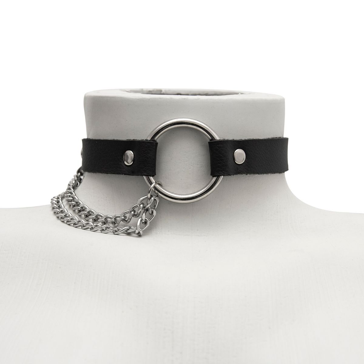 Choker Gargantilha com Argola e Uma Corrente Lateral de cada Lado