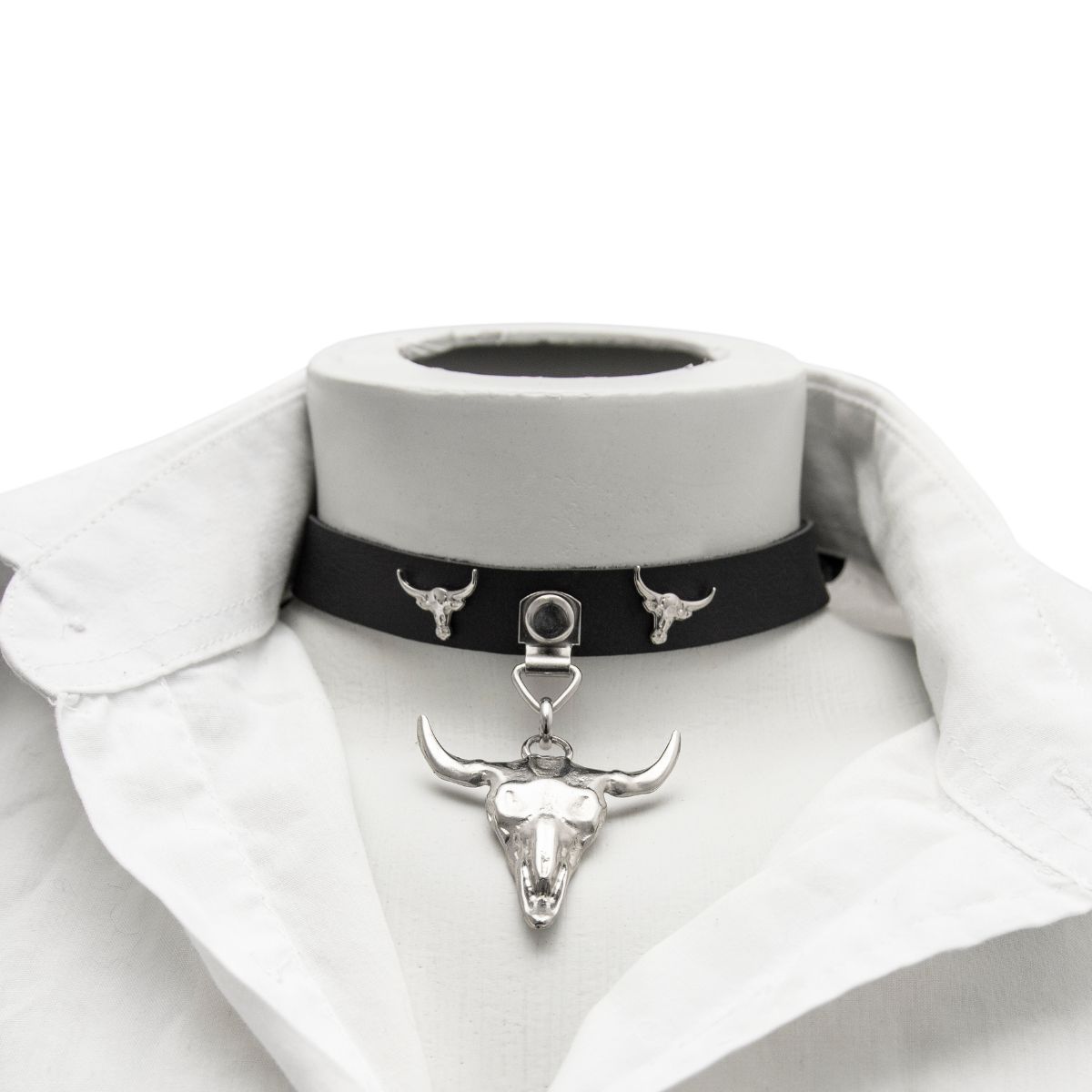 Choker Gargantilha com Pingente de Crânio Grande e Detalhes em Crânio Pequeno