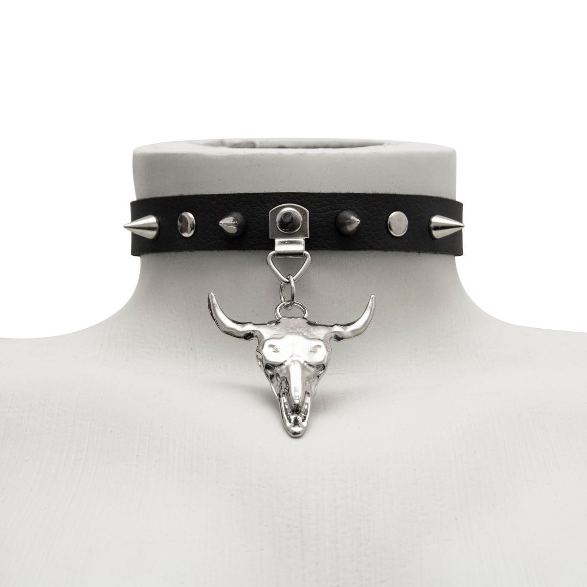 Choker Gargantilha com Pingente de Cranio e Spike Prateadas