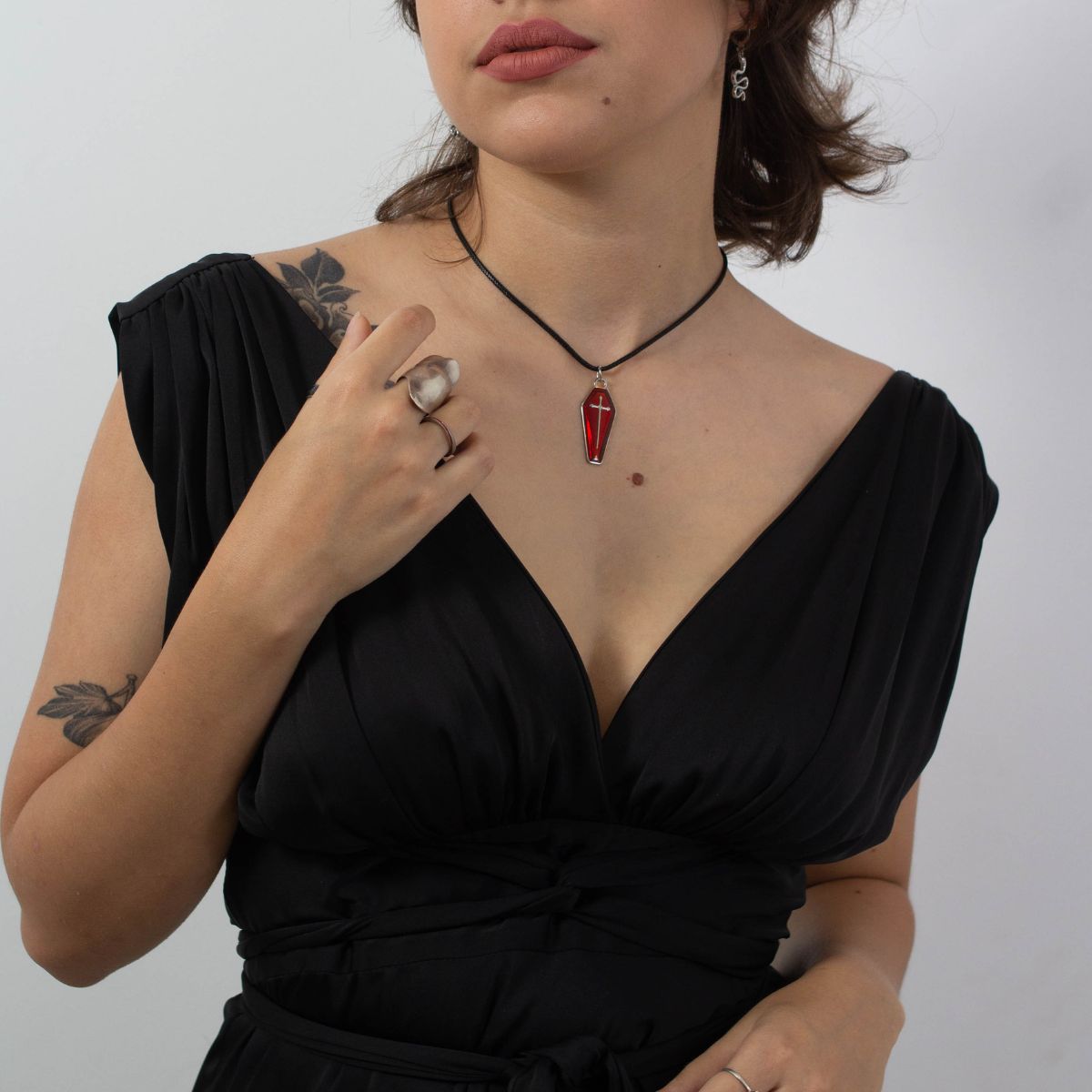 Colar Cordão Encerado com Pingente de Caixão Vermelho