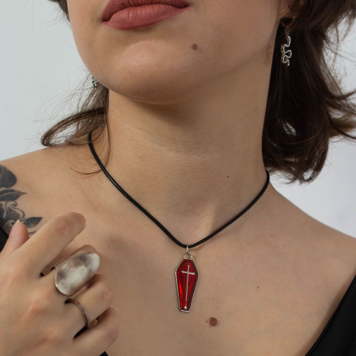 Colar Cordão Encerado com Pingente de Caixão Vermelho