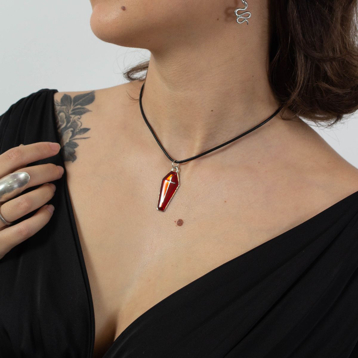 Colar Cordão Encerado com Pingente de Caixão Vermelho