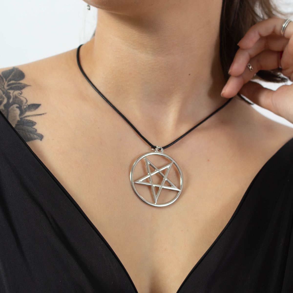 Colar Cordão Encerado com Pingente de Pentagrama Prateado