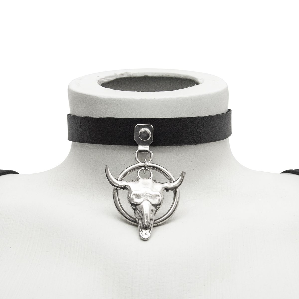 Choker Gargantilha com Pingenete de Cranio e Argola Prateada