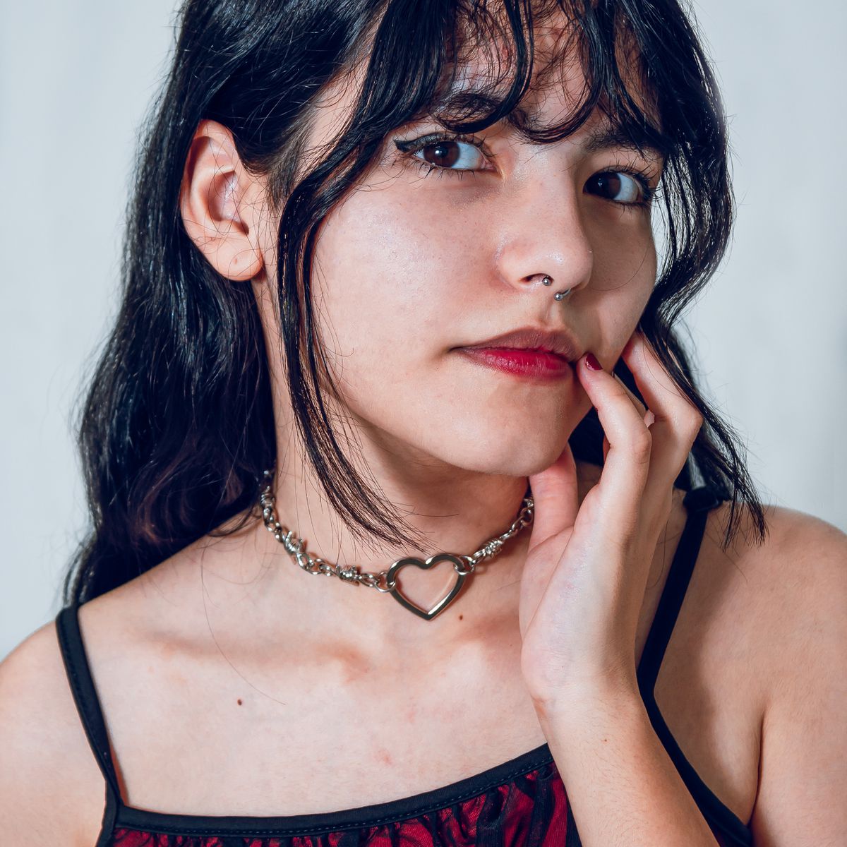 Colar Choker Arame Farpado com Pingente de Coração